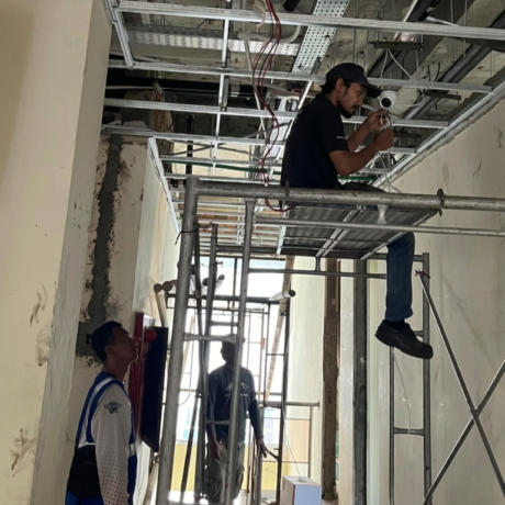 Proses pemasangan CCTV kantor profesional